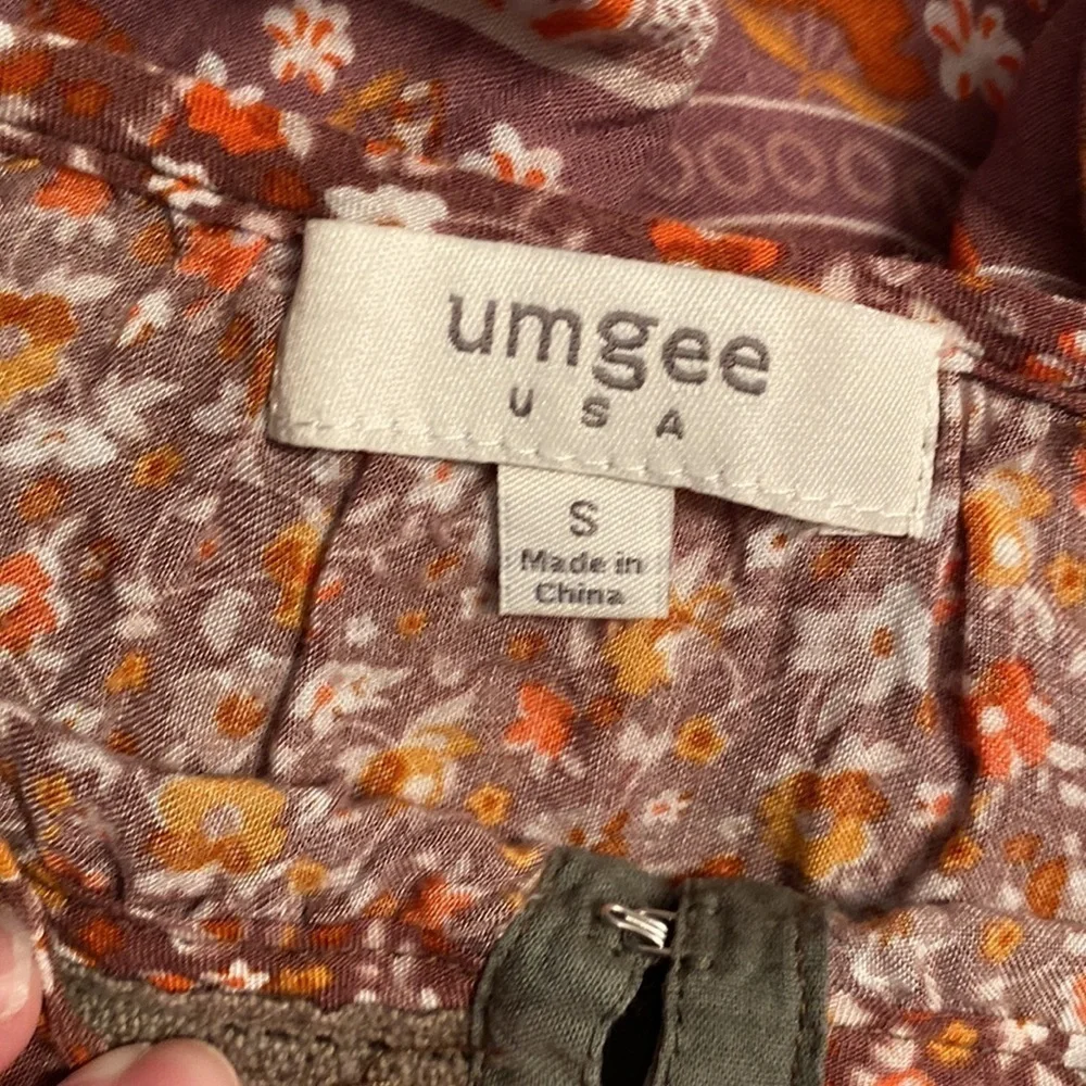 Umgee blouse cold shoulder floral/paisley print hook buttons on front Size Small - Picture 8 of 9